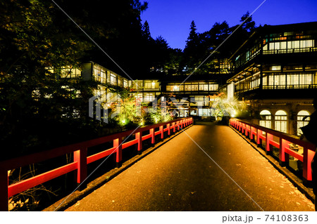 群馬県 秋 四万温泉 積善館の夜景 群馬県 秋 四万温泉 積善館の夜景 74108363