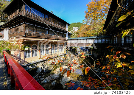 群馬県　秋　四万温泉　中之条町　積善館 74108429