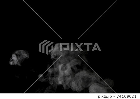黒背景で撮影した湯気、蒸気、水蒸気、煙 黒背景で撮影した湯気、蒸気、水蒸気、煙 74109021