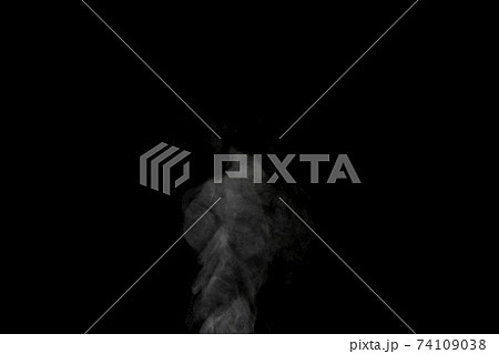 黒背景で撮影した湯気、蒸気、水蒸気、煙 黒背景で撮影した湯気、蒸気、水蒸気、煙 74109038