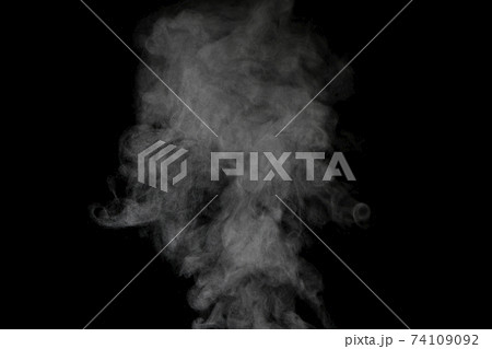 黒背景で撮影した湯気、蒸気、水蒸気、煙 74109092