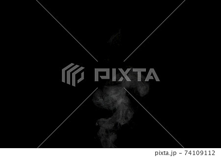 黒背景で撮影した湯気、蒸気、水蒸気、煙 74109112