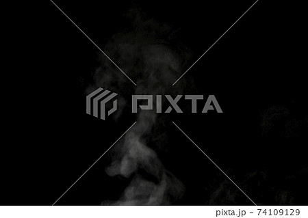 黒背景で撮影した湯気、蒸気、水蒸気、煙 黒背景で撮影した湯気、蒸気、水蒸気、煙 74109129