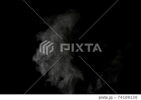 黒背景で撮影した湯気、蒸気、水蒸気、煙 74109130