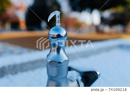 寒さで凍ってしまった屋外の飲料水の水道 寒さで凍ってしまった屋外の飲料水の水道 74109218