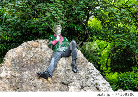Oscar Wilde monument in Merrion Square Park, Dublin, Ireland Oscar Wilde monument in Merrion Square Park, Dublin, Ireland 74109286
