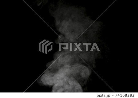 黒背景で撮影した湯気、蒸気、水蒸気、煙 黒背景で撮影した湯気、蒸気、水蒸気、煙 74109292