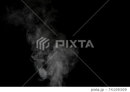 黒背景で撮影した湯気、蒸気、水蒸気、煙 黒背景で撮影した湯気、蒸気、水蒸気、煙 74109309