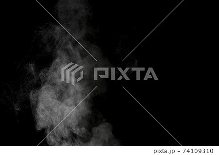 黒背景で撮影した湯気、蒸気、水蒸気、煙 黒背景で撮影した湯気、蒸気、水蒸気、煙 74109310
