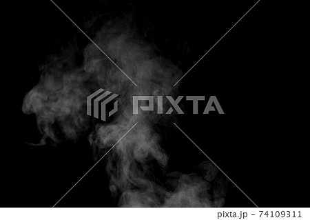 黒背景で撮影した湯気、蒸気、水蒸気、煙 74109311