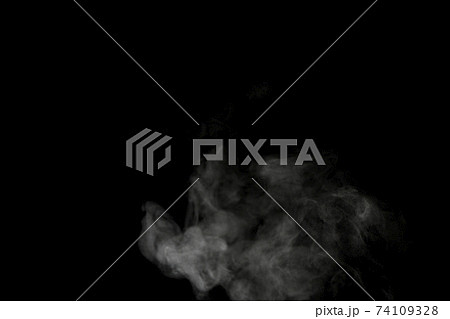 黒背景で撮影した湯気、蒸気、水蒸気、煙 74109328