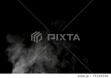 黒背景で撮影した湯気、蒸気、水蒸気、煙 74109346