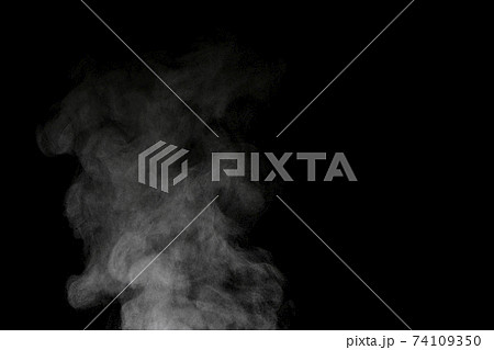 黒背景で撮影した湯気、蒸気、水蒸気、煙 黒背景で撮影した湯気、蒸気、水蒸気、煙 74109350
