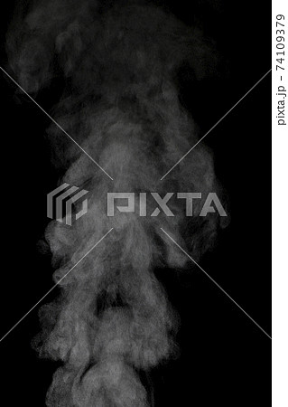 黒背景で撮影した湯気、蒸気、水蒸気、煙 74109379