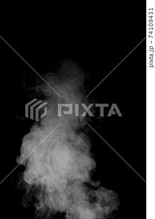 黒背景で撮影した湯気、蒸気、水蒸気、煙 黒背景で撮影した湯気、蒸気、水蒸気、煙 74109431