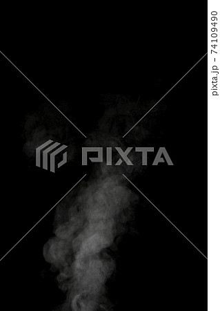黒背景で撮影した湯気、蒸気、水蒸気、煙 74109490