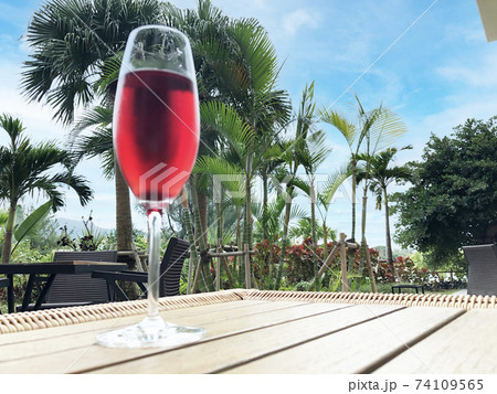 沖縄でワインを飲みながら過ごす休日 74109565