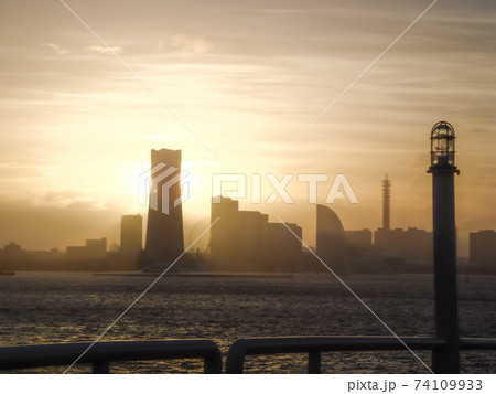横浜港から見た、夕日に照らされたランドマーク 横浜港から見た、夕日に照らされたランドマーク 74109933