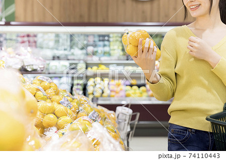 スーパーで買い物をする女性買い物客手元 74110443