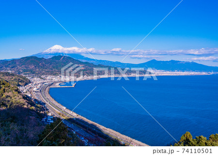 （静岡県）夕闇迫る薩埵峠から望む、富士山 74110501