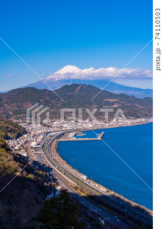 （静岡県）夕闇迫る薩埵峠から望む、富士山 74110503
