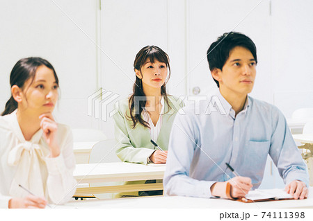 セミナーを受ける人々　 74111398