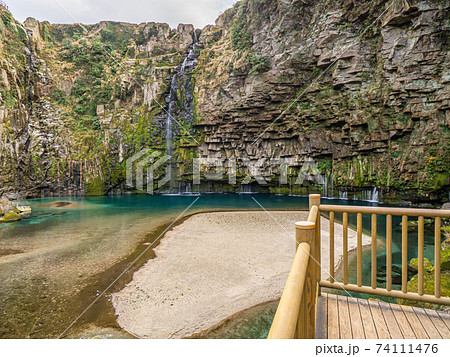 雄川の滝展望所から雄川の滝を望む 74111476