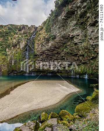 雄川の滝展望所から雄川の滝を望む 74111480