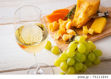 チーズと白ワインの写真素材