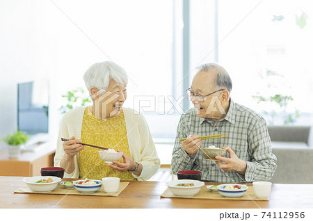 食事をするシニア夫婦 食事をするシニア夫婦 74112956