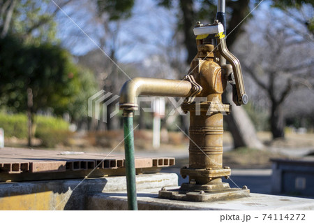 古びた井戸の手押しポンプ 74114272