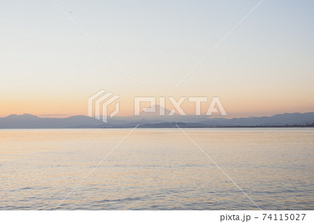 ＜神奈川＞ 湘南海岸から見える富士山 74115027