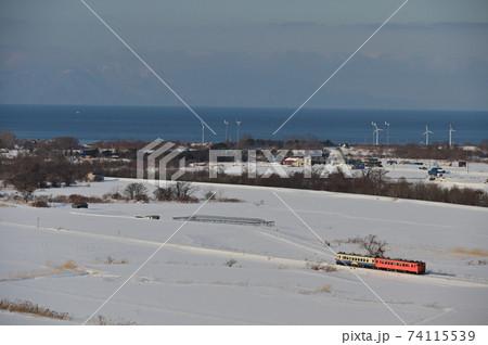 津軽線の雪原 74115539