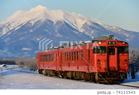 岩木山を背に 74115543