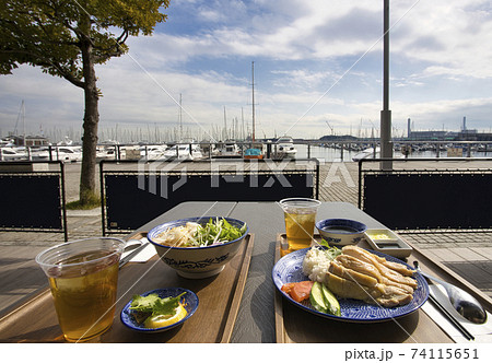 外部席　食事　コロナ対策　感染対策 74115651