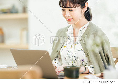 自宅でテレワークをする若い女性 74115907