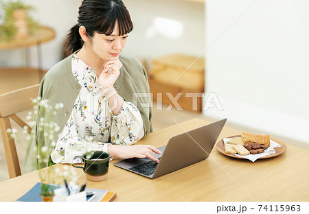 自宅でテレワークをする若い女性 74115963
