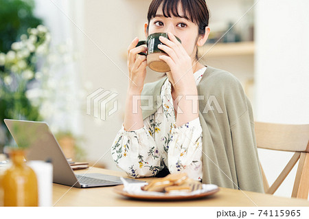 コーヒーを飲んでまったりする女性の写真素材 [74115965] - PIXTA