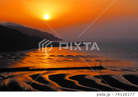 干潟に沈む夕陽 御興来海岸 干潟に沈む夕陽 御興来海岸 74116177