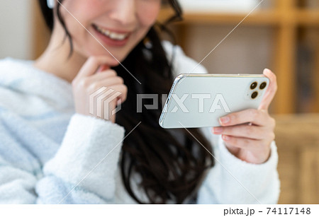 スマホで動画を見る若い女性 74117148