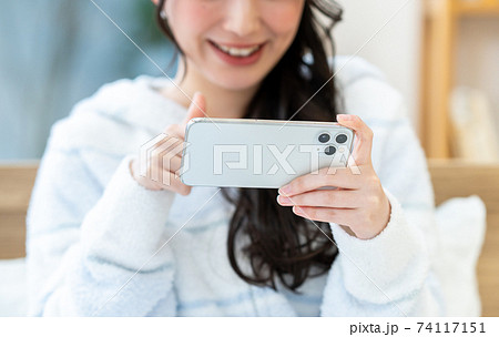 スマホで動画を見る若い女性 74117151