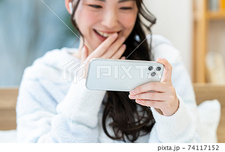 スマホで動画を見る若い女性 74117152