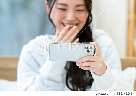 スマホで動画を見る若い女性 74117153