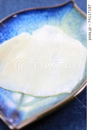 美味しいイカの刺身 74117197