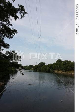 初夏の富岩運河と送電線鉄塔 74117285