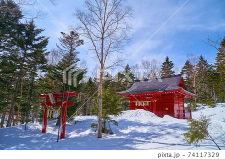 群馬県 冬の日光白根山の二荒山神社 74117329