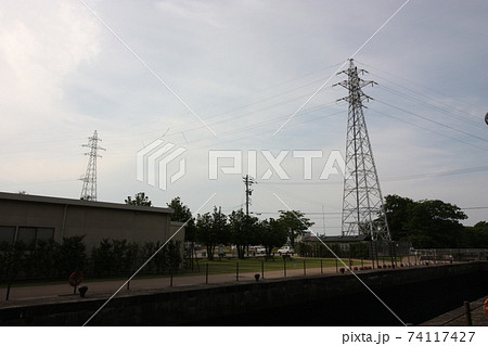 富山市内の送電線鉄塔 富山市内の送電線鉄塔 74117427