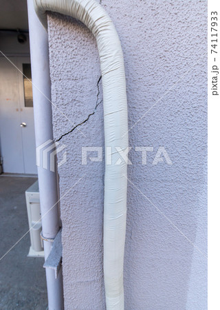 ヒビの入った住宅 ヒビの入った住宅 74117933