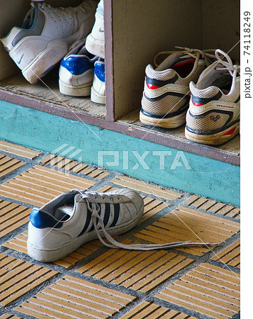 中学校の下駄箱 中学校の下駄箱 74118249