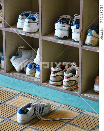 中学校の下駄箱 74118254